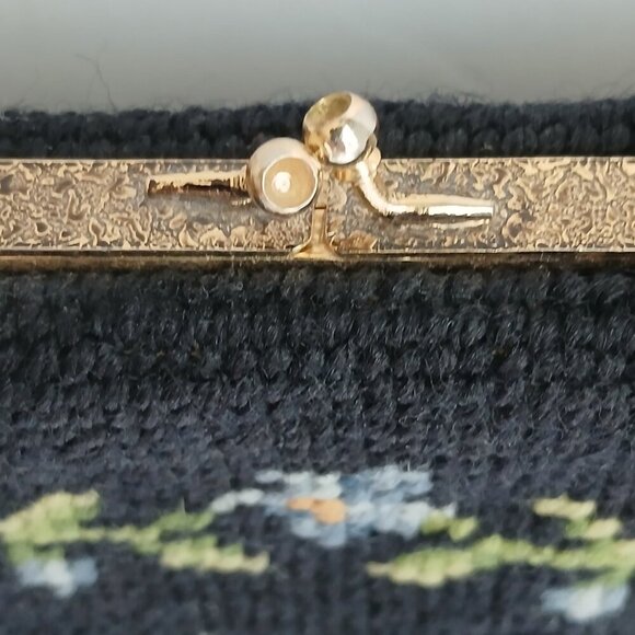Romantic Vintage 50's Roses on Black Needlepoint Handbag Kisslock Chain Handle - Picture 3 of 9